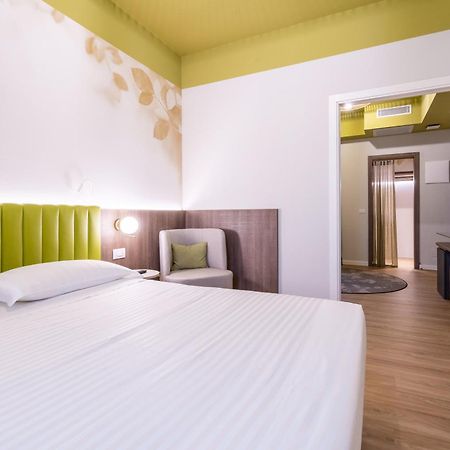 Hotel Regina Elena 57 & Oro Bianco Spa リミニ エクステリア 写真