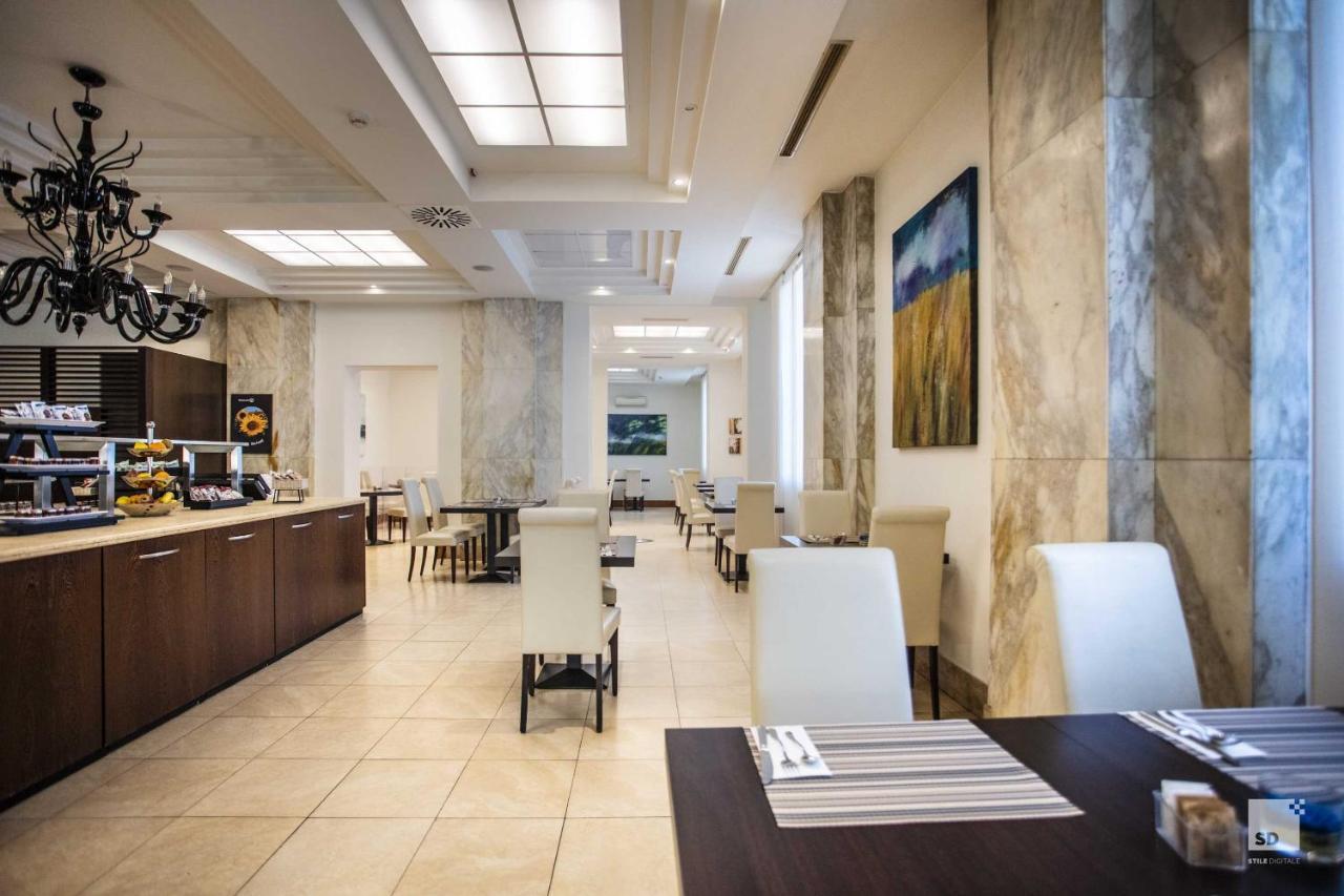 Hotel Regina Elena 57 & Oro Bianco Spa リミニ エクステリア 写真